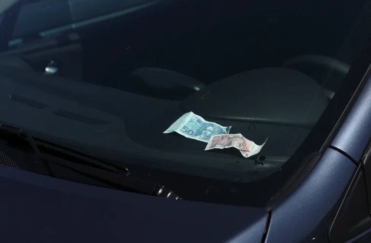 TURISTI NA MUKAMA: Automat za parking na Korčuli prima samo kovanice, a kad vidite koliko ko&scaron;ta sat, bit će vam jasno za&scaron;to je to bizarno