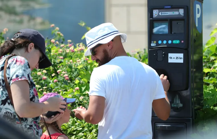 TURISTI NA MUKAMA: Automat za parking na Korčuli prima samo kovanice, a kad vidite koliko ko&scaron;ta sat, bit će vam jasno za&scaron;to je to bizarno