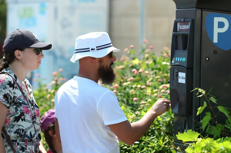 TURISTI NA MUKAMA: Automat za parking na Korčuli prima samo kovanice, a kad vidite koliko ko&scaron;ta sat, bit će vam jasno za&scaron;to je to bizarno
