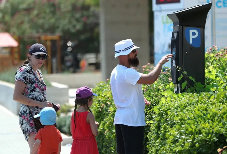 TURISTI NA MUKAMA: Automat za parking na Korčuli prima samo kovanice, a kad vidite koliko ko&scaron;ta sat, bit će vam jasno za&scaron;to je to bizarno