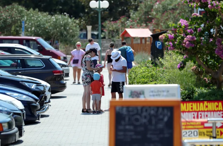 TURISTI NA MUKAMA: Automat za parking na Korčuli prima samo kovanice, a kad vidite koliko ko&scaron;ta sat, bit će vam jasno za&scaron;to je to bizarno