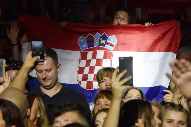 LIDIJA I &Scaron;KORO ZAPJEVALI NA PROSLAVI GODI&Scaron;NJICE OLUJE: Lille pokazala noge u ultrakratkoj haljini