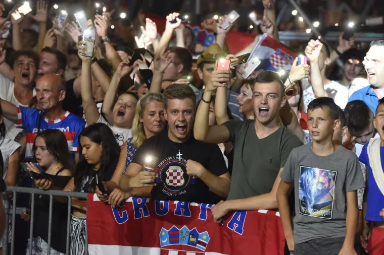 LIDIJA I &Scaron;KORO ZAPJEVALI NA PROSLAVI GODI&Scaron;NJICE OLUJE: Lille pokazala noge u ultrakratkoj haljini