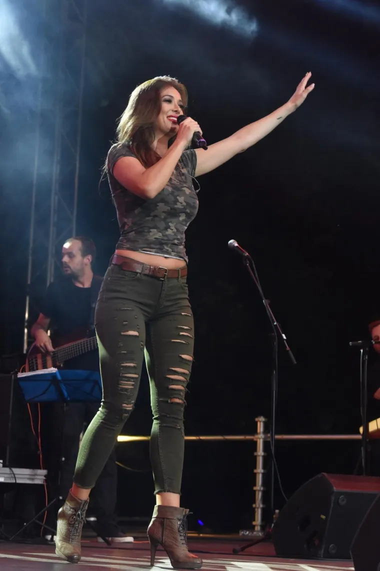 Pjevačica se kasnije presvukla u poderane traperice i majicu s maskirnim uzorkom.