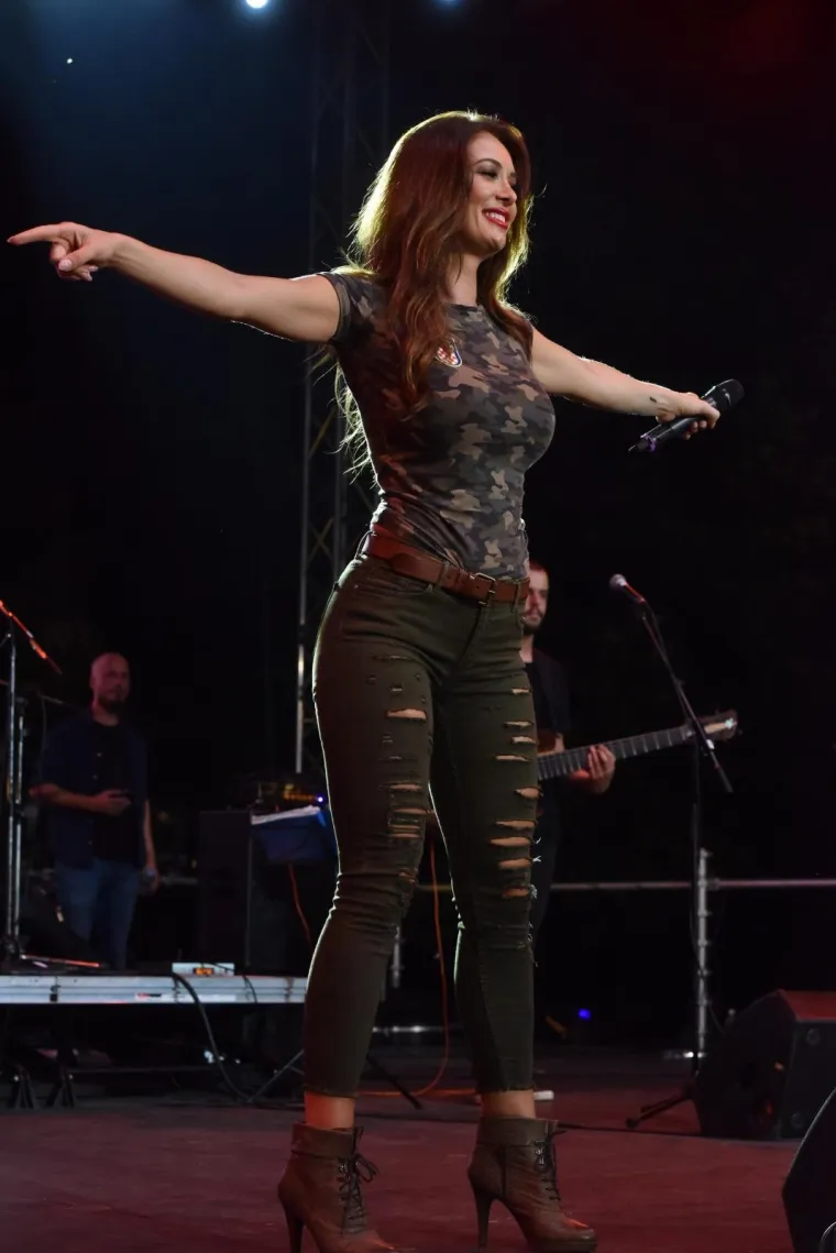 LIDIJA I &Scaron;KORO ZAPJEVALI NA PROSLAVI GODI&Scaron;NJICE OLUJE: Lille pokazala noge u ultrakratkoj haljini