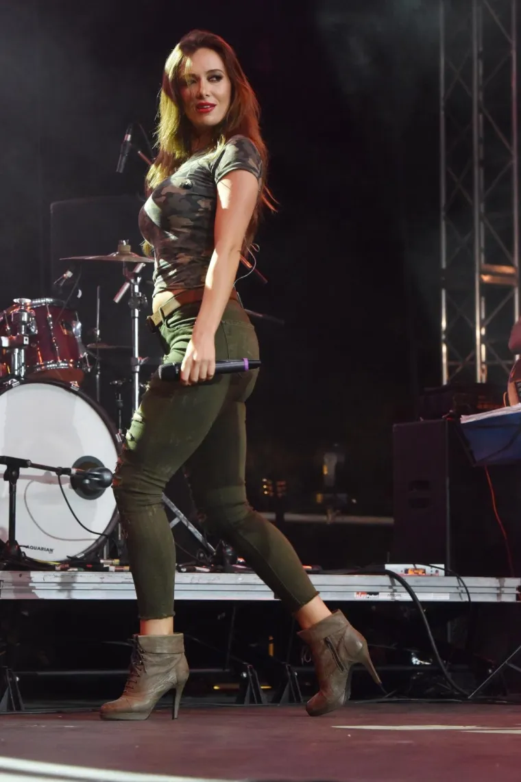 LIDIJA I &Scaron;KORO ZAPJEVALI NA PROSLAVI GODI&Scaron;NJICE OLUJE: Lille pokazala noge u ultrakratkoj haljini