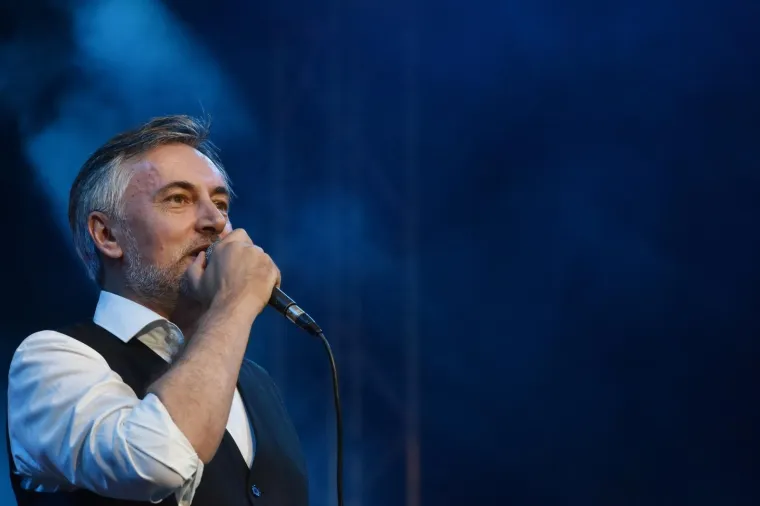 LIDIJA I &Scaron;KORO ZAPJEVALI NA PROSLAVI GODI&Scaron;NJICE OLUJE: Lille pokazala noge u ultrakratkoj haljini