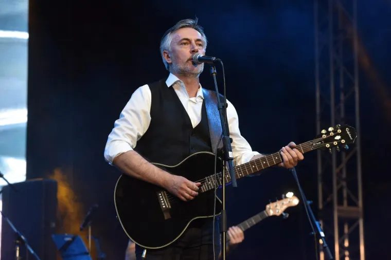 LIDIJA I &Scaron;KORO ZAPJEVALI NA PROSLAVI GODI&Scaron;NJICE OLUJE: Lille pokazala noge u ultrakratkoj haljini