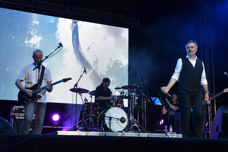 LIDIJA I &Scaron;KORO ZAPJEVALI NA PROSLAVI GODI&Scaron;NJICE OLUJE: Lille pokazala noge u ultrakratkoj haljini