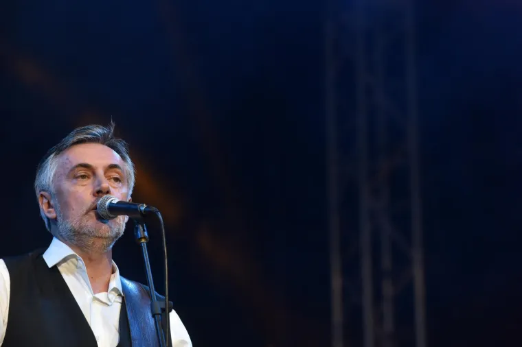 LIDIJA I &Scaron;KORO ZAPJEVALI NA PROSLAVI GODI&Scaron;NJICE OLUJE: Lille pokazala noge u ultrakratkoj haljini