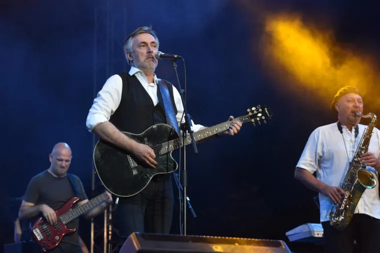 LIDIJA I &Scaron;KORO ZAPJEVALI NA PROSLAVI GODI&Scaron;NJICE OLUJE: Lille pokazala noge u ultrakratkoj haljini