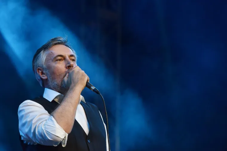 LIDIJA I &Scaron;KORO ZAPJEVALI NA PROSLAVI GODI&Scaron;NJICE OLUJE: Lille pokazala noge u ultrakratkoj haljini