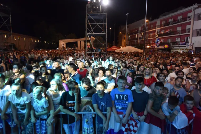 LIDIJA I &Scaron;KORO ZAPJEVALI NA PROSLAVI GODI&Scaron;NJICE OLUJE: Lille pokazala noge u ultrakratkoj haljini