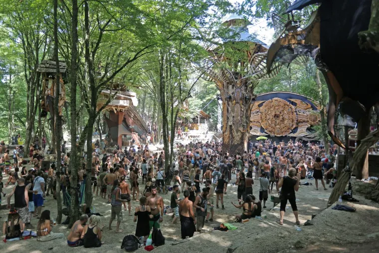 ZAVIRITE NA NAJOTKAČENIJI FESTIVAL U HRVATSKOJ: Tisuće mladih iz cijelog svijeta uživa u netaknutoj prirodi i psihodeličnoj glazbi