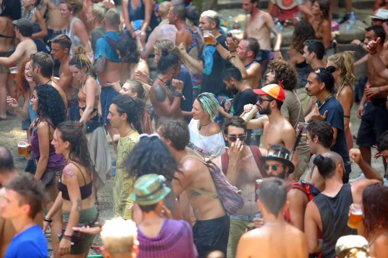 ZAVIRITE NA NAJOTKAČENIJI FESTIVAL U HRVATSKOJ: Tisuće mladih iz cijelog svijeta uživa u netaknutoj prirodi i psihodeličnoj glazbi