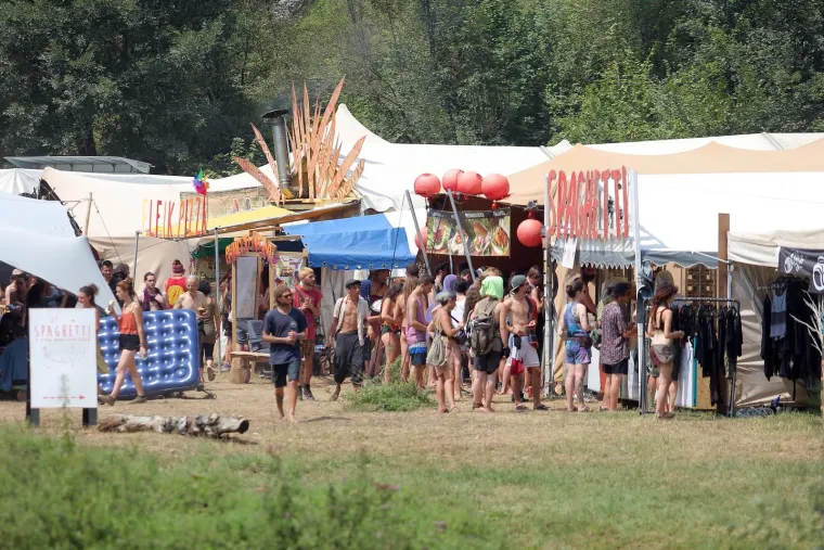 ZAVIRITE NA NAJOTKAČENIJI FESTIVAL U HRVATSKOJ: Tisuće mladih iz cijelog svijeta uživa u netaknutoj prirodi i psihodeličnoj glazbi