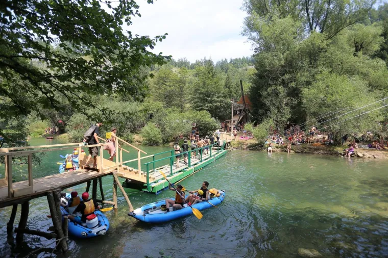 ZAVIRITE NA NAJOTKAČENIJI FESTIVAL U HRVATSKOJ: Tisuće mladih iz cijelog svijeta uživa u netaknutoj prirodi i psihodeličnoj glazbi