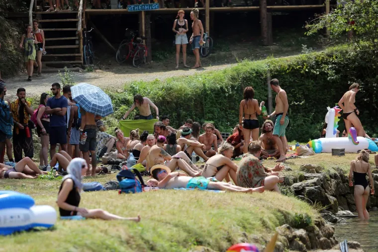 ZAVIRITE NA NAJOTKAČENIJI FESTIVAL U HRVATSKOJ: Tisuće mladih iz cijelog svijeta uživa u netaknutoj prirodi i psihodeličnoj glazbi