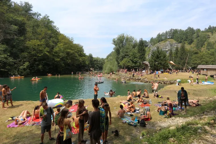 ZAVIRITE NA NAJOTKAČENIJI FESTIVAL U HRVATSKOJ: Tisuće mladih iz cijelog svijeta uživa u netaknutoj prirodi i psihodeličnoj glazbi