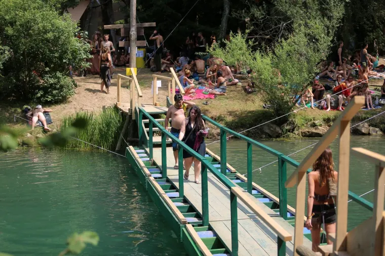 ZAVIRITE NA NAJOTKAČENIJI FESTIVAL U HRVATSKOJ: Tisuće mladih iz cijelog svijeta uživa u netaknutoj prirodi i psihodeličnoj glazbi
