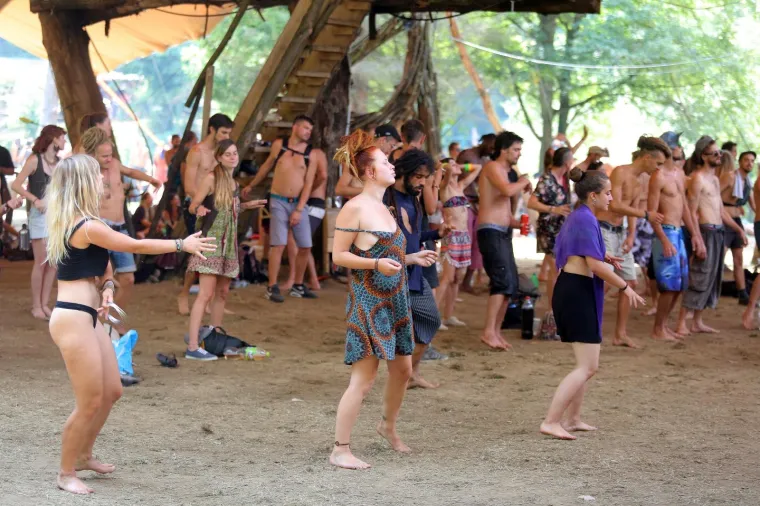 ZAVIRITE NA NAJOTKAČENIJI FESTIVAL U HRVATSKOJ: Tisuće mladih iz cijelog svijeta uživa u netaknutoj prirodi i psihodeličnoj glazbi
