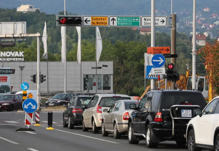 KAO DA IM NIJE DOVOLJNO ŠTO SU USRED LJETA ZAPELI U ZAGREBU: Građani zbog radova u zapadnom dijelu grada upali u prometni kaos
