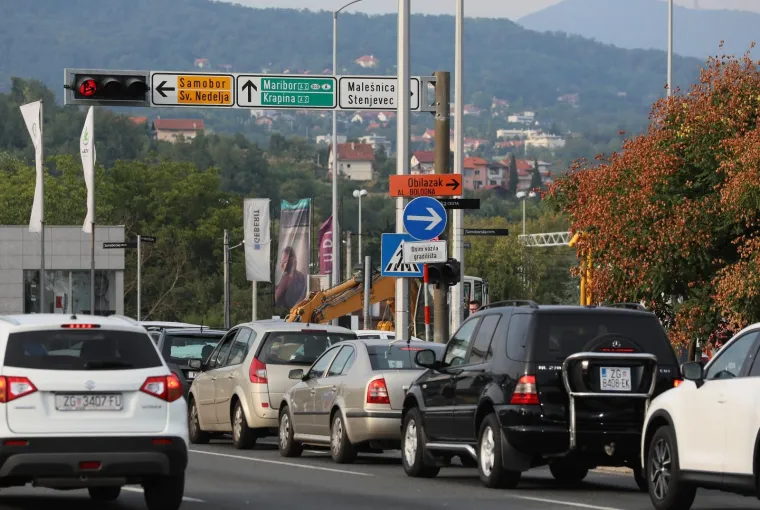 KAO DA IM NIJE DOVOLJNO ŠTO SU USRED LJETA ZAPELI U ZAGREBU: Građani zbog radova u zapadnom dijelu grada upali u prometni kaos