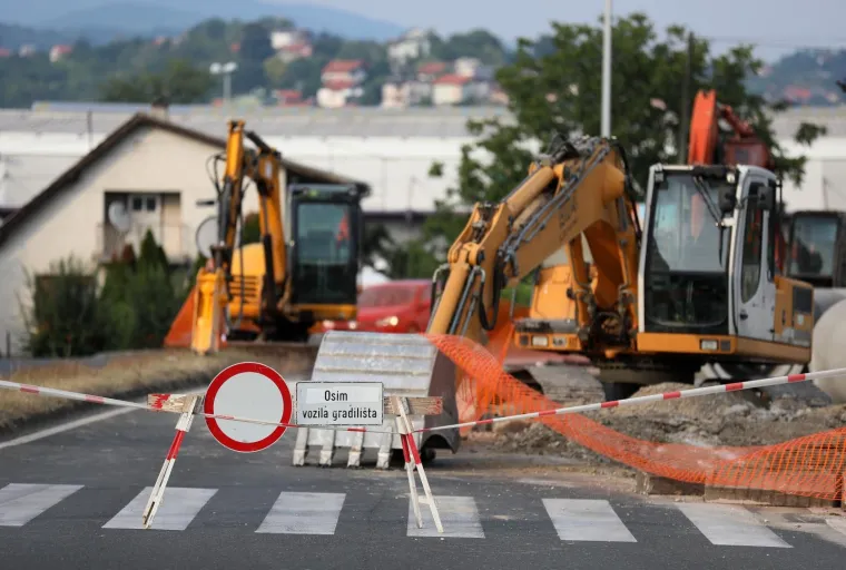 KAO DA IM NIJE DOVOLJNO ŠTO SU USRED LJETA ZAPELI U ZAGREBU: Građani zbog radova u zapadnom dijelu grada upali u prometni kaos
