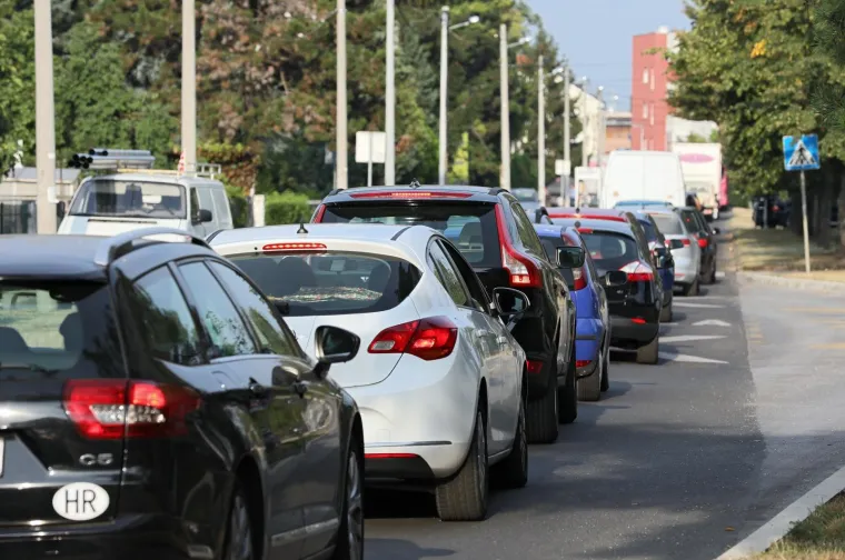 KAO DA IM NIJE DOVOLJNO ŠTO SU USRED LJETA ZAPELI U ZAGREBU: Građani zbog radova u zapadnom dijelu grada upali u prometni kaos