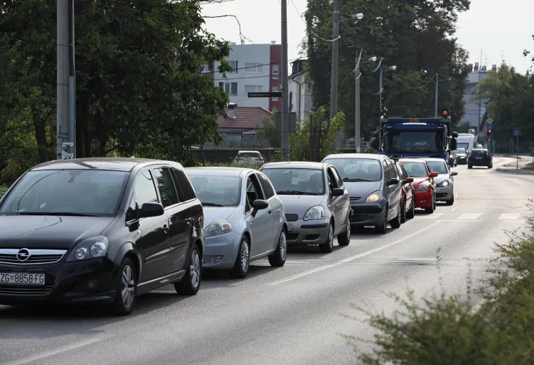 Zbog radova na podvožnjaku u Podsusedu stvorila se kolona vozila na staroj Samoborskoj cesti od križanja sa Škorpikovom ulicom sve do Vrapča.