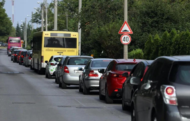KAO DA IM NIJE DOVOLJNO ŠTO SU USRED LJETA ZAPELI U ZAGREBU: Građani zbog radova u zapadnom dijelu grada upali u prometni kaos