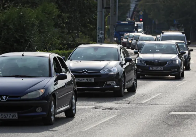 KAO DA IM NIJE DOVOLJNO ŠTO SU USRED LJETA ZAPELI U ZAGREBU: Građani zbog radova u zapadnom dijelu grada upali u prometni kaos