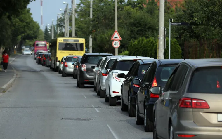 KAO DA IM NIJE DOVOLJNO ŠTO SU USRED LJETA ZAPELI U ZAGREBU: Građani zbog radova u zapadnom dijelu grada upali u prometni kaos