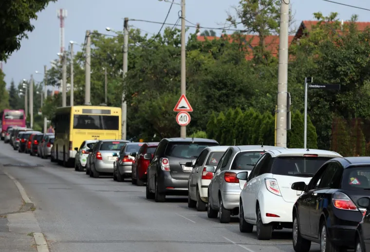 KAO DA IM NIJE DOVOLJNO ŠTO SU USRED LJETA ZAPELI U ZAGREBU: Građani zbog radova u zapadnom dijelu grada upali u prometni kaos