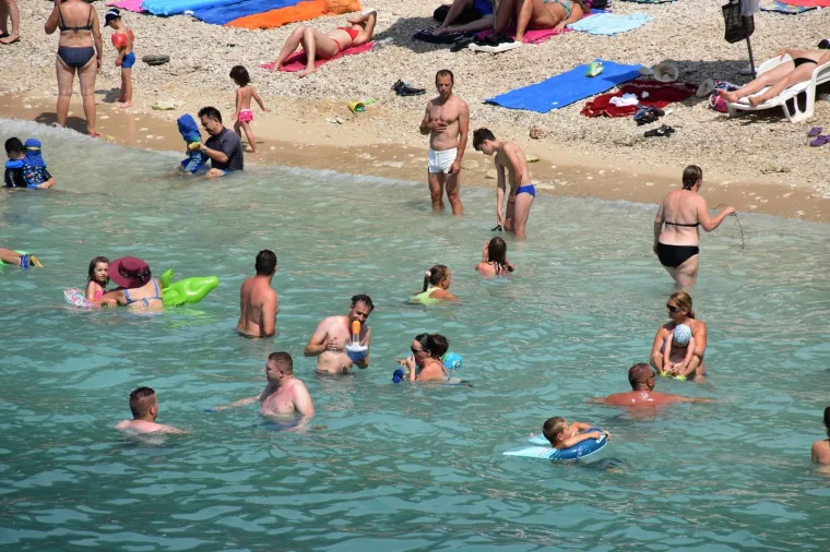 U HLADU PREKO 30, A PULSKE PLAŽE PUNE: Ljudi ne odustaju od sunčanja i kupanja bez obzira na vrućine