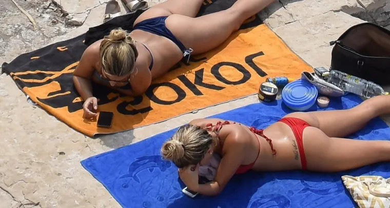 U HLADU PREKO 30, A PULSKE PLAŽE PUNE: Ljudi ne odustaju od sunčanja i kupanja bez obzira na vrućine