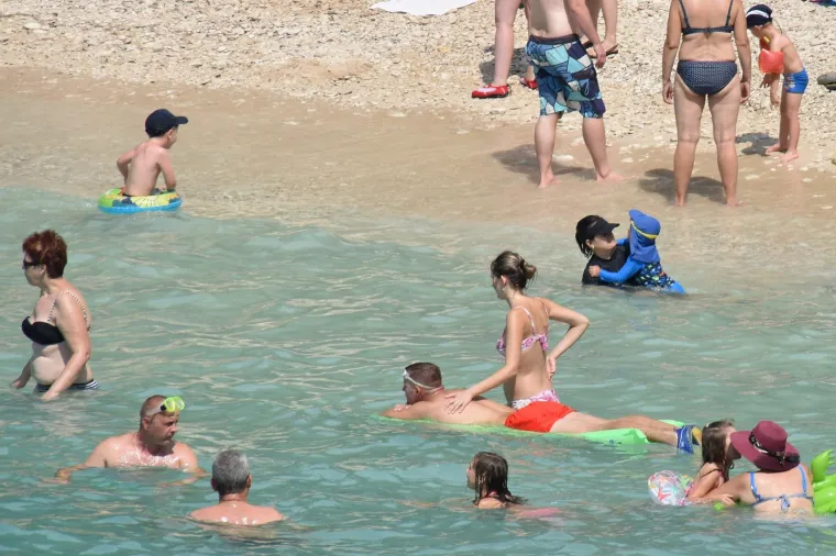 U HLADU PREKO 30, A PULSKE PLAŽE PUNE: Ljudi ne odustaju od sunčanja i kupanja bez obzira na vrućine