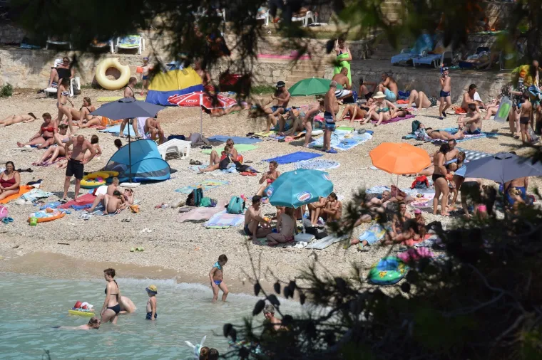 U HLADU PREKO 30, A PULSKE PLAŽE PUNE: Ljudi ne odustaju od sunčanja i kupanja bez obzira na vrućine