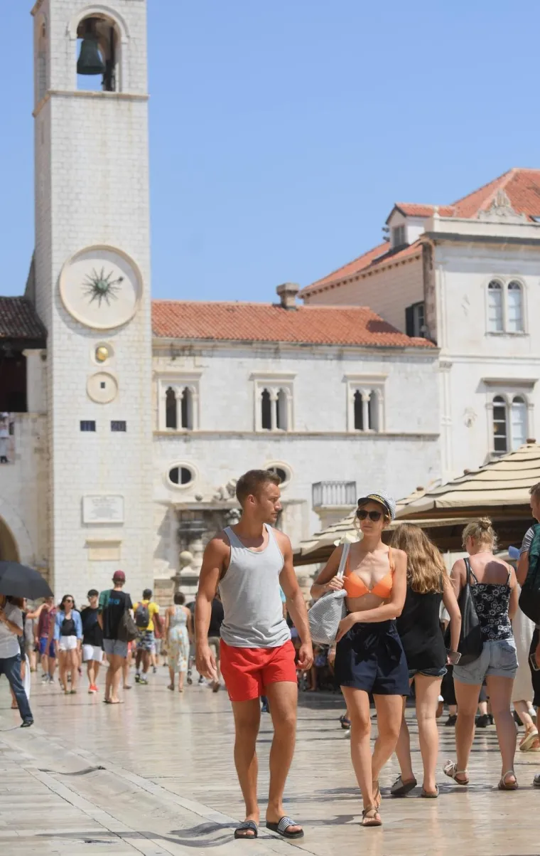 Turisti ne mare za pravila: Na Stradunu &scaron;eću u kupaćim kostimima i bez majice