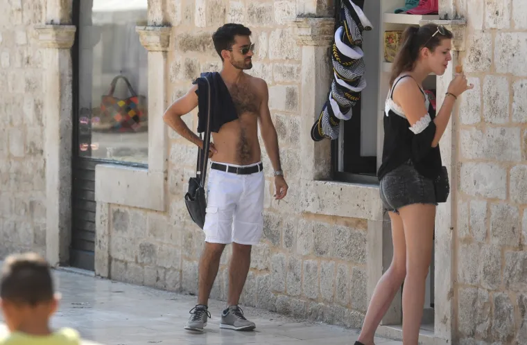 Turisti ne mare za pravila: Na Stradunu &scaron;eću u kupaćim kostimima i bez majice