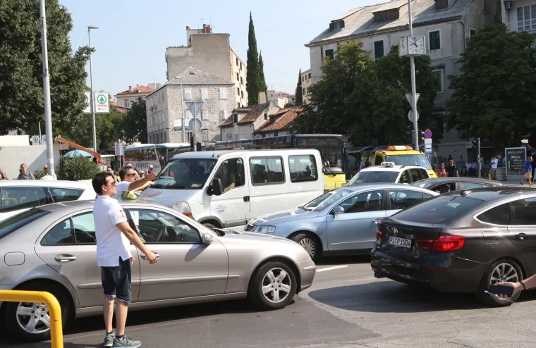 Prometni kolaps u Splitu nakon što je Zvonimirova ulica promijenjena u jednosmjernu