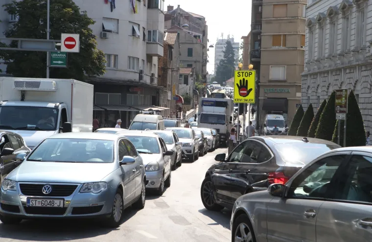 Prometni kolaps u Splitu nakon što je Zvonimirova ulica promijenjena u jednosmjernu