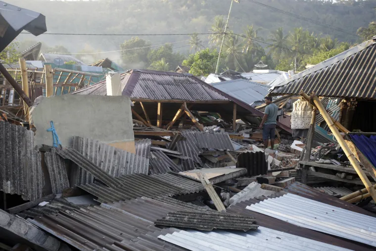 Uslijed novoga snažnog potresa magnitude 6,2 koji je u četvrtak potresao otok Lombok srušilo se više zgrada, kažu očevici i Agencija za meteorologiju i geofiziku. 
Zadnji u nizu potresa snažno se osjetio na cijelom otoku, a uslijedio je nakon potresa jakosti 6,9 stupnjeva po Richteru u nedjelju u kojemu su smrtno stradale najmanje 164 osobe, a 156.000 ljudi je raseljeno zbog oštećenja tisuća zgrada, izvijestile su mjesne vlasti.