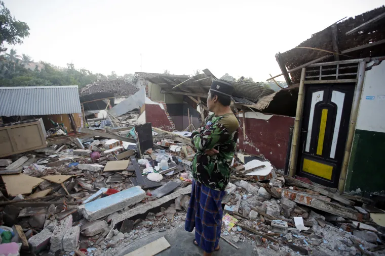 Uslijed novoga snažnog potresa magnitude 6,2 koji je u četvrtak potresao otok Lombok srušilo se više zgrada, kažu očevici i Agencija za meteorologiju i geofiziku. 
Zadnji u nizu potresa snažno se osjetio na cijelom otoku, a uslijedio je nakon potresa jakosti 6,9 stupnjeva po Richteru u nedjelju u kojemu su smrtno stradale najmanje 164 osobe, a 156.000 ljudi je raseljeno zbog oštećenja tisuća zgrada, izvijestile su mjesne vlasti.