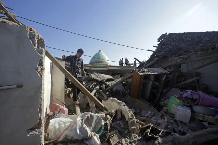Uslijed novoga snažnog potresa magnitude 6,2 koji je u četvrtak potresao otok Lombok srušilo se više zgrada, kažu očevici i Agencija za meteorologiju i geofiziku. 
Zadnji u nizu potresa snažno se osjetio na cijelom otoku, a uslijedio je nakon potresa jakosti 6,9 stupnjeva po Richteru u nedjelju u kojemu su smrtno stradale najmanje 164 osobe, a 156.000 ljudi je raseljeno zbog oštećenja tisuća zgrada, izvijestile su mjesne vlasti.