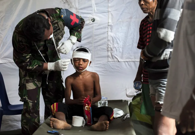 Uslijed novoga snažnog potresa magnitude 6,2 koji je u četvrtak potresao otok Lombok srušilo se više zgrada, kažu očevici i Agencija za meteorologiju i geofiziku. 
Zadnji u nizu potresa snažno se osjetio na cijelom otoku, a uslijedio je nakon potresa jakosti 6,9 stupnjeva po Richteru u nedjelju u kojemu su smrtno stradale najmanje 164 osobe, a 156.000 ljudi je raseljeno zbog oštećenja tisuća zgrada, izvijestile su mjesne vlasti.