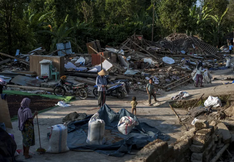 Uslijed novoga snažnog potresa magnitude 6,2 koji je u četvrtak potresao otok Lombok srušilo se više zgrada, kažu očevici i Agencija za meteorologiju i geofiziku. 
Zadnji u nizu potresa snažno se osjetio na cijelom otoku, a uslijedio je nakon potresa jakosti 6,9 stupnjeva po Richteru u nedjelju u kojemu su smrtno stradale najmanje 164 osobe, a 156.000 ljudi je raseljeno zbog oštećenja tisuća zgrada, izvijestile su mjesne vlasti.