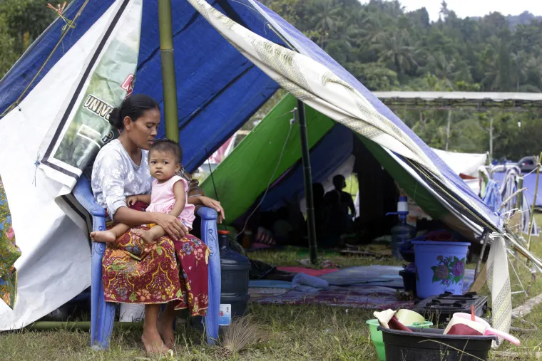 Uslijed novoga snažnog potresa magnitude 6,2 koji je u četvrtak potresao otok Lombok srušilo se više zgrada, kažu očevici i Agencija za meteorologiju i geofiziku. 
Zadnji u nizu potresa snažno se osjetio na cijelom otoku, a uslijedio je nakon potresa jakosti 6,9 stupnjeva po Richteru u nedjelju u kojemu su smrtno stradale najmanje 164 osobe, a 156.000 ljudi je raseljeno zbog oštećenja tisuća zgrada, izvijestile su mjesne vlasti.