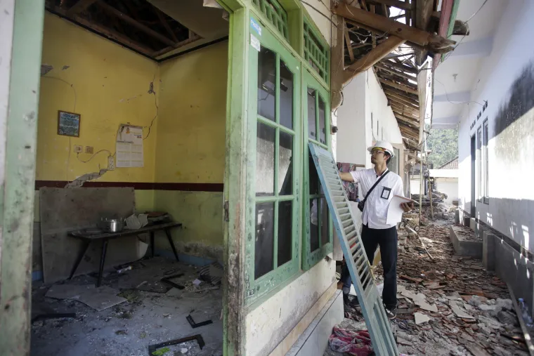 Uslijed novoga snažnog potresa magnitude 6,2 koji je u četvrtak potresao otok Lombok srušilo se više zgrada, kažu očevici i Agencija za meteorologiju i geofiziku. 
Zadnji u nizu potresa snažno se osjetio na cijelom otoku, a uslijedio je nakon potresa jakosti 6,9 stupnjeva po Richteru u nedjelju u kojemu su smrtno stradale najmanje 164 osobe, a 156.000 ljudi je raseljeno zbog oštećenja tisuća zgrada, izvijestile su mjesne vlasti.