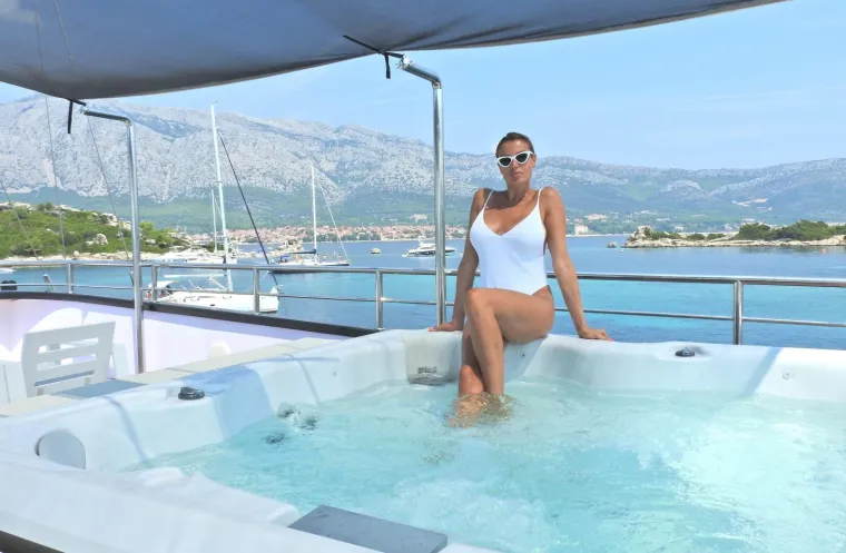 EVO KAKO DANAS IZGLEDA BIVŠA VODITELJICA 'GOLIH VIJESTI': Atraktivna Splićanka i dalje privlači poglede gdje god se pojavi